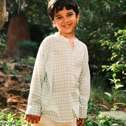 Barefoot boy shirt in sage green rhombus