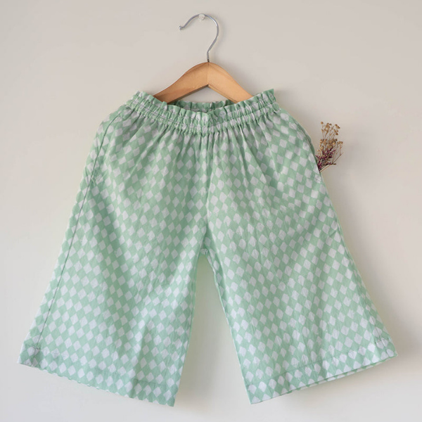 Wander co-ord Set in sage green rhombus
