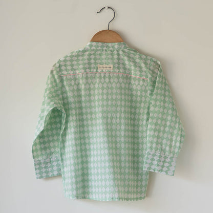 Barefoot boy shirt in sage green rhombus