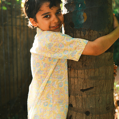 Boogie shirt in lemon yellow butterfly blockprint