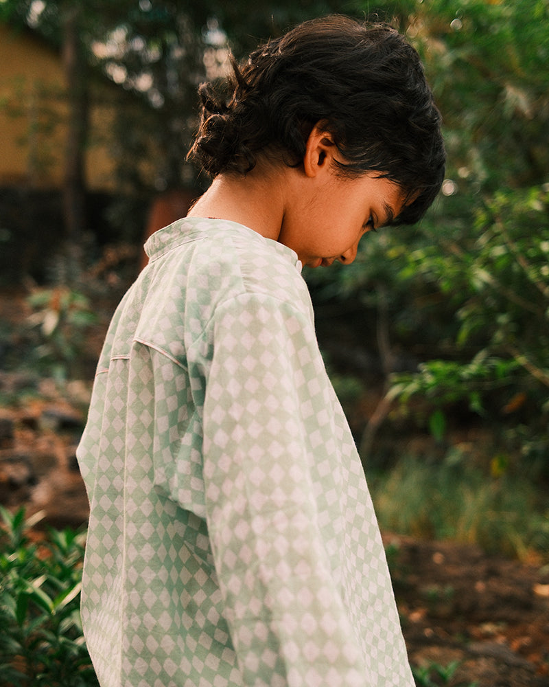 Barefoot boy shirt in sage green rhombus