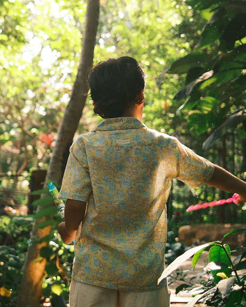 Boogie shirt in lemon yellow butterfly blockprint