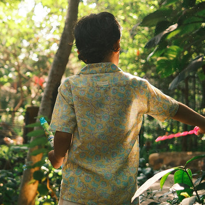 Boogie shirt in lemon yellow butterfly blockprint