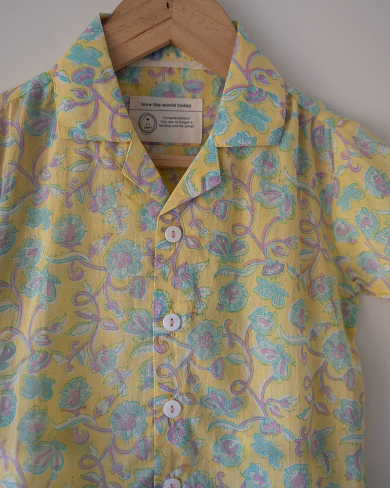 Boogie shirt in lemon yellow butterfly blockprint