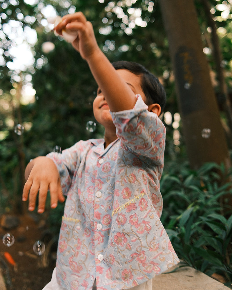 Cloud drift shirt in sky blue butterfly