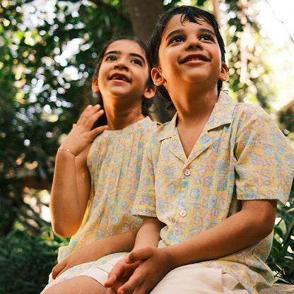 Boogie shirt in lemon yellow butterfly blockprint