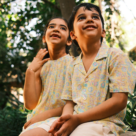Boogie shirt in lemon yellow butterfly blockprint
