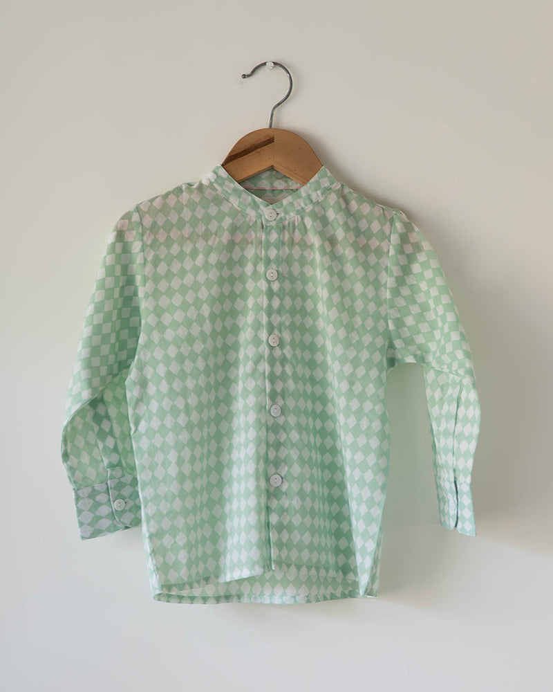 Barefoot boy shirt in sage green rhombus