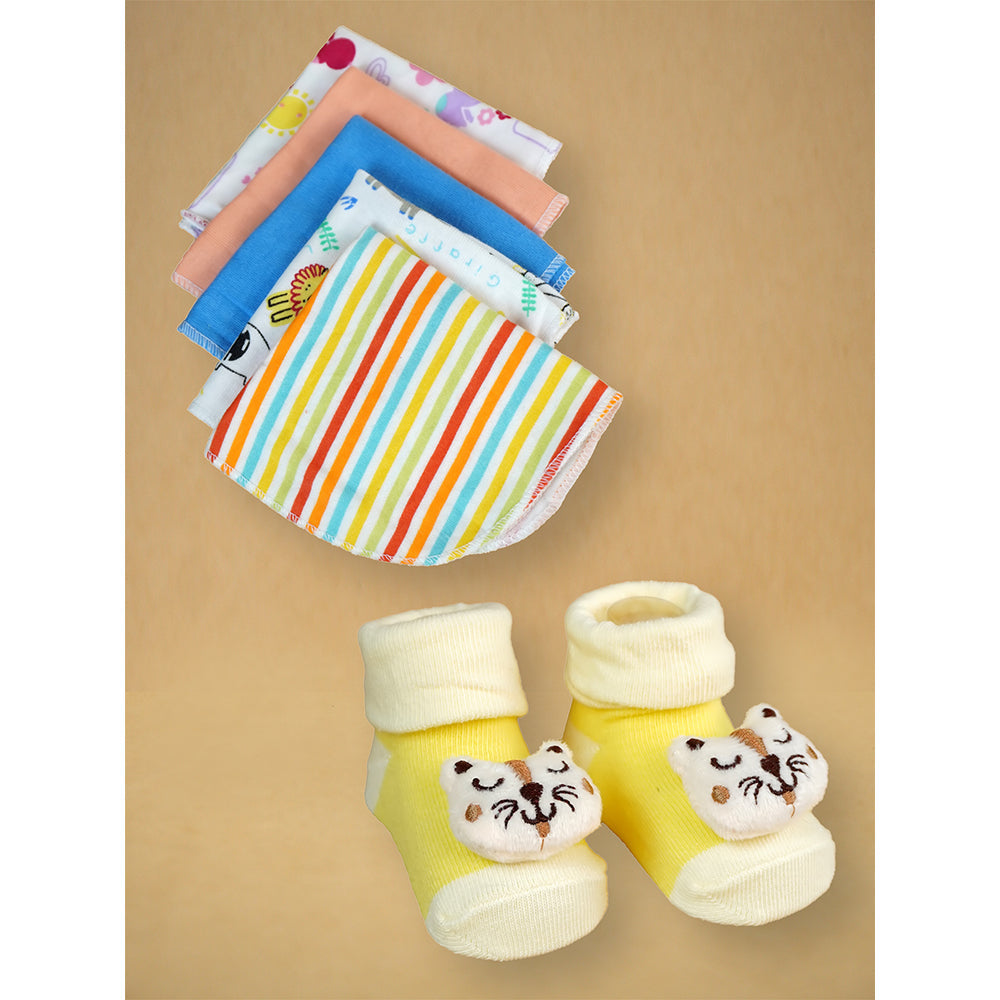 16 pcs Yellow King Lion Newborn Hamper/Gift Box for Baby Boy/Baby Girl, 0-6 months - Little Surprise Box